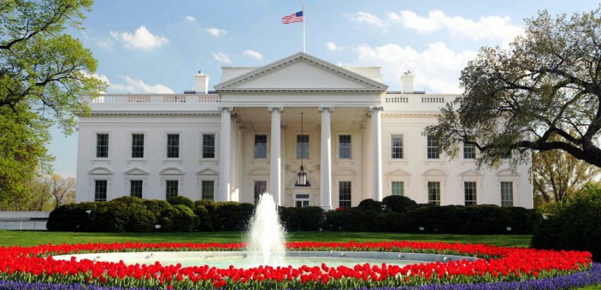 La Casa Blanca Con Paneles Solares.